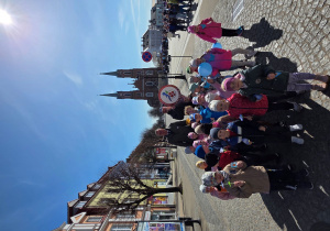 Jeżyki i Sarenki pozują do zdjęcia z Prezydentem Miasta Kutno.