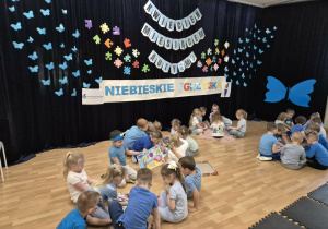 Dzieci w grupach układają puzzle