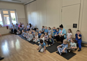 Dzieci 3 i 4-letnie siedzą na podłodze