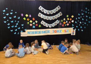 Dzieci uczestniczą w zabawie "Brakujące puzzle".