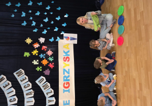 Pani Dorota przeprowadza z dziećmi zabawę sensoryczną.