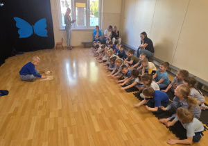 Franek uczestniczy w zabawie "Jak czuje się osoba z autyzmem?'