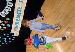 Zabawa w parze "Uczę się pomagać".