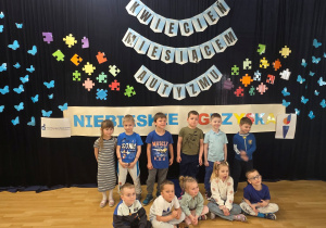 Jagódki pozują do grupowego zdjęcia.