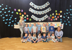 Jeżyki pozują do grupowego zdjęcia.