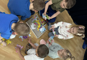 Dzieci z grupy Jagódki w trakcie zabawy "Brakujące puzzle".