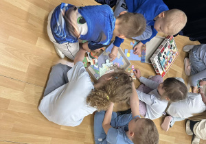 Jeżyki w trakcie zabawy "Brakujące puzzle".
