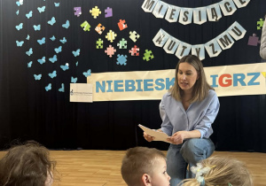 Pani Olga czyta dzieciom bajkę terapeutyczną "Chłopiec, który układał świat jak puzzle".