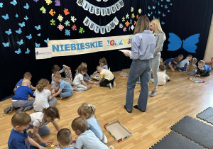 Dzieci w trakcie podsumowania zabawy "Każdy kawałek jest ważny"