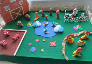 Makieta wiejskiego podwórka wykonana przez dzieci.