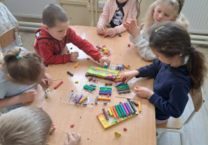 Dzieci lepią z plasteliny zwierzęta wiejskie.