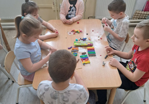 Dzieci lepią z plasteliny zwierzęta wiejskie.