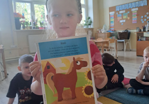 Dzieci biorą udział w zajęciach dydaktycznych.