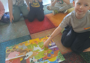 Dzieci biorą udział w zajęciach dydaktycznych.