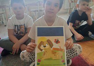 Dzieci biorą udział w zajęciach dydaktycznych.