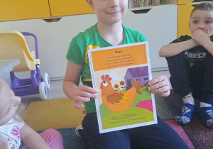 Dzieci biorą udział w zajęciach dydaktycznych.