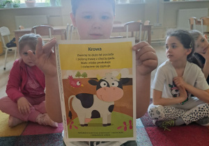 Dzieci biorą udział w zajęciach dydaktycznych.