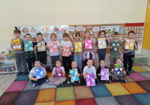 Dzieci prezentują wykonane przez siebie prace plastyczne.