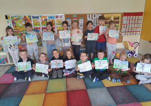 Dzieci prezentują wykonane przez siebie prace plastyczne.