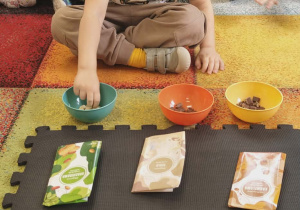 Chłopiec smakuje czekoladę.