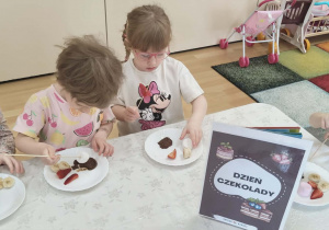 Szaszłyki owocowe maaczane w czekoladzie.