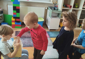 Chłopiec skłąda życzenia jubilatowi.