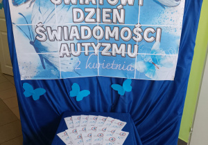 Dekoracja z ulotkami dla rodziców.