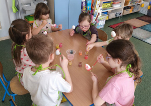 Dzieci podczas malowania jajek.