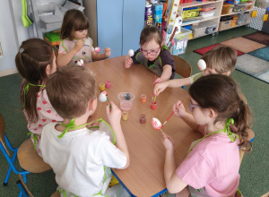 Przedświąteczne malowanie jajek