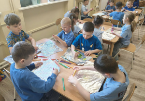 Dzieci podczas pracy plastycznej.
