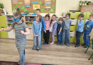 Dzieci podczas ćwiczeń praktycznych.