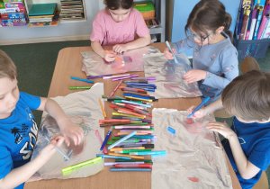 Dzieci podczas pracy plastycznej.