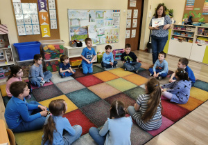 Dzieci podczas zajęć dydaktycznych.