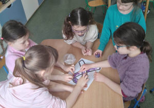 Dzieci wykonują pracę plastyczną.