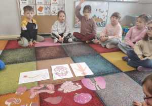 Dzieci podczas zajęć na dywanie.