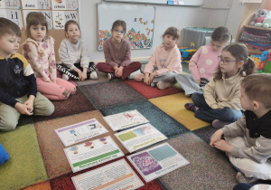 Dzieci podczas zajęć na dywanie.