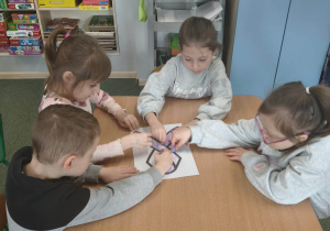 Dzieci wykonują pracę plastyczną.