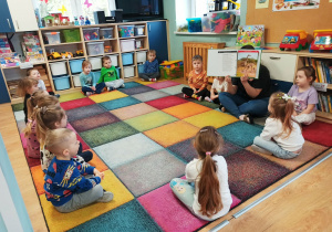 dzieci patrzą na ilustrację w książce