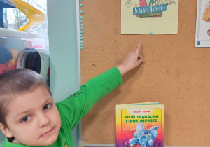 chłopiec wskazuje na zdjęcie Juliana Tuwima