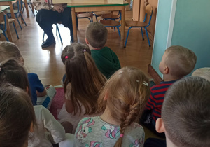 dzieci patrzą na ilustrację