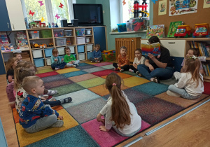 dzieci słuchają czytanej bajki