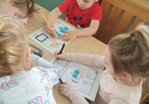 dzieci kolorują obrazek
