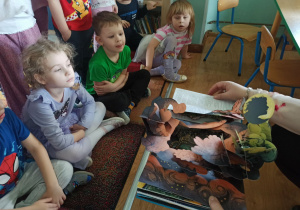 dzieci patrzą na rozkładaną książkę