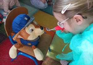 dziewczynka bada pluszaka