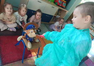 chłopiec bada pluszaka