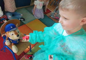 chłopiec bada pluszaka