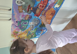 dziewczynka nakleja czuciaka