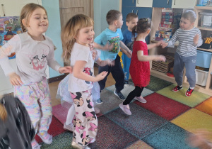 dzieci skaczą na dywanie