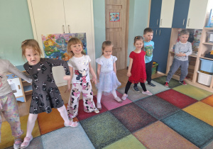 dzieci robią groźne miny