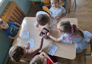 dzieci robią pracę przy stole